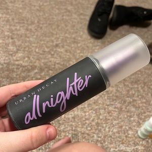 ALL NIGHTER SETTING SPRAY
Long-Lasting Makeup Setting Spray